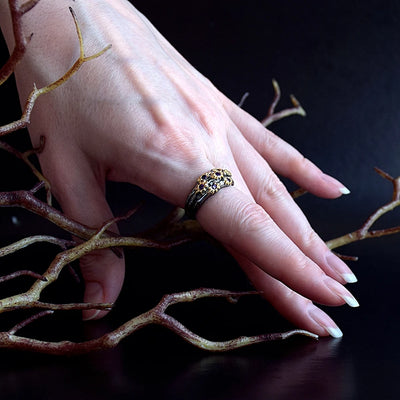 DreamCarnival 1989 Neo-Gothic Rings Women Wedding Band Golden Color Flowers with Purple Zircon Fashion Jewlery Wholesale WA11638
